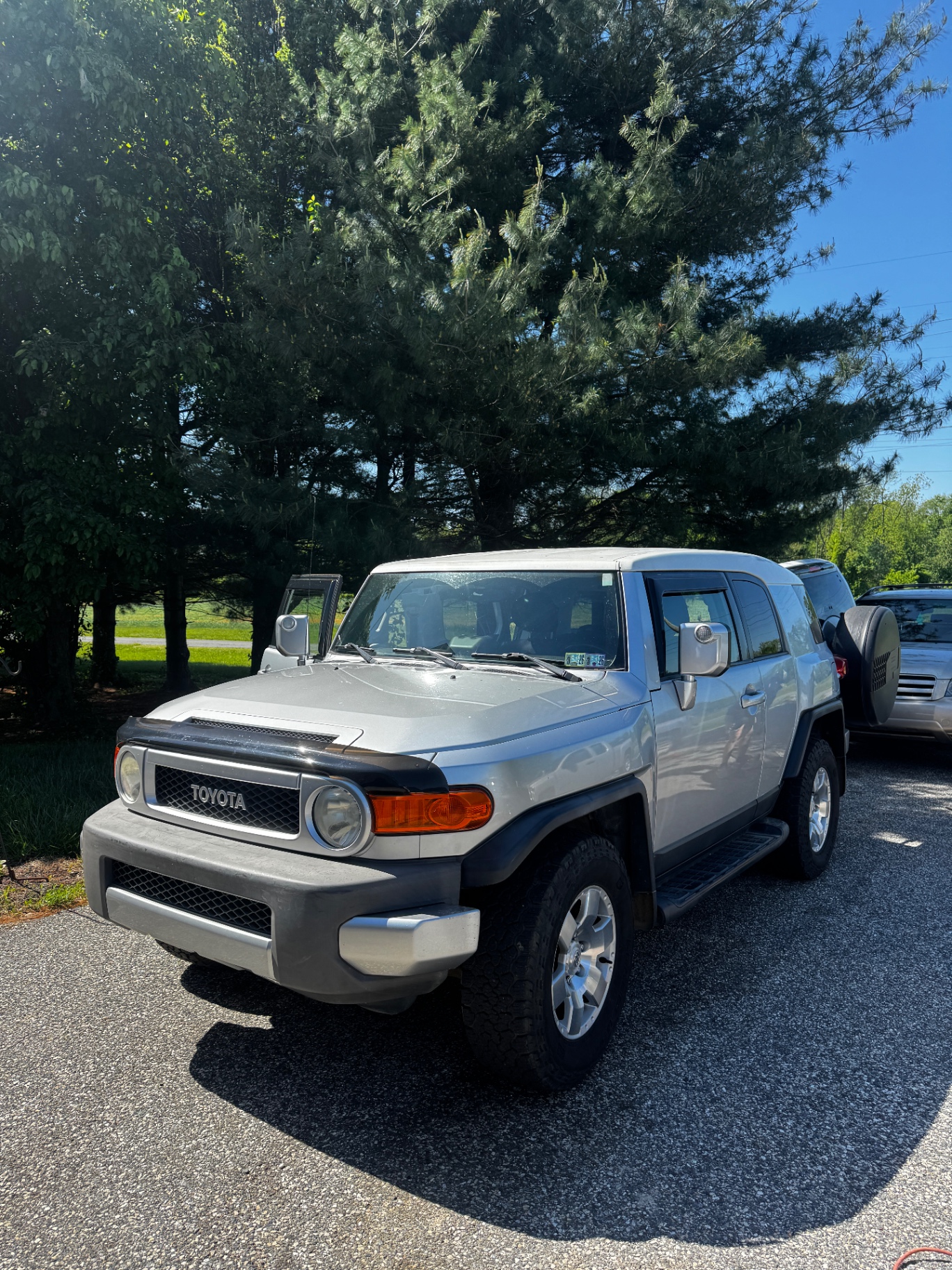 Detailed Toyota FJ Cruiser exterior